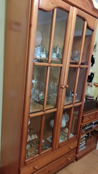 Vitrina de pino macizo.