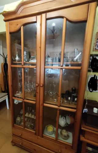 Vitrina de pino macizo.