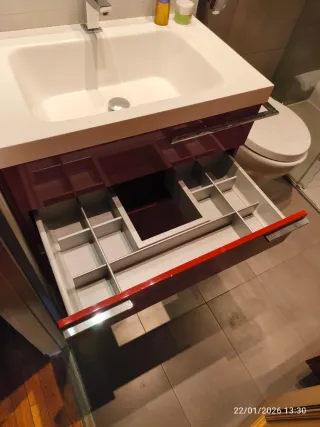 Lavabo suspendido lacado rojo