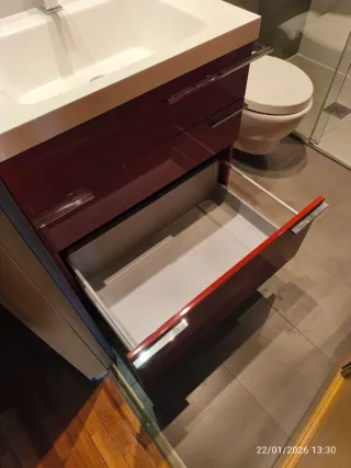 Lavabo suspendido lacado rojo