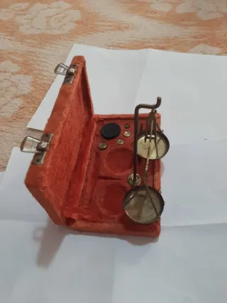 Balanza antigua con pesas