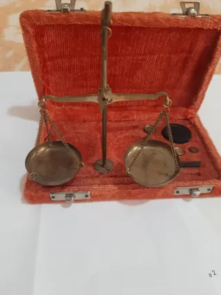 Balanza antigua con pesas