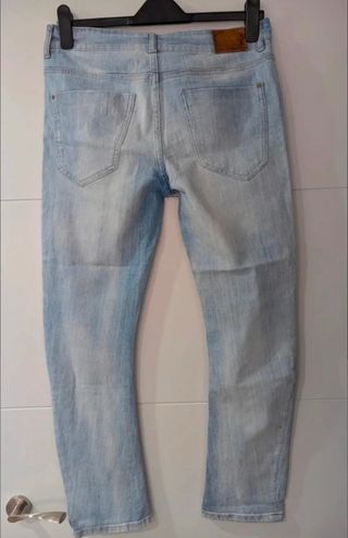 Vaqueros Zara Básicos o Pantalón H&M Beige