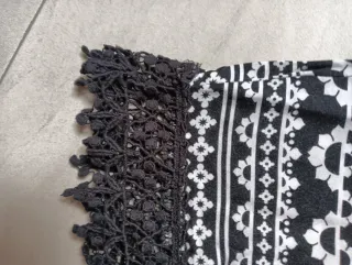 Top con estampado geométrico y flecos