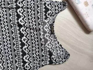 Top con estampado geométrico y flecos