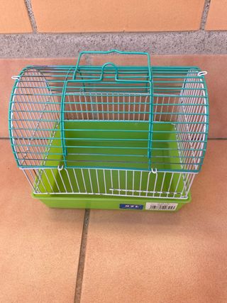 Jaula para mascotas verde y blanca.