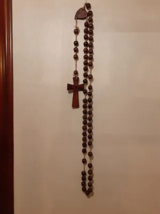 Rosario de madera con cruz