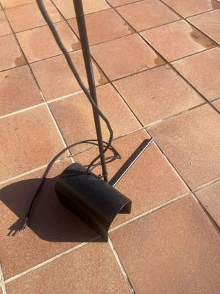 Lámpara de pie IKEA HÅRSLINGA Negra