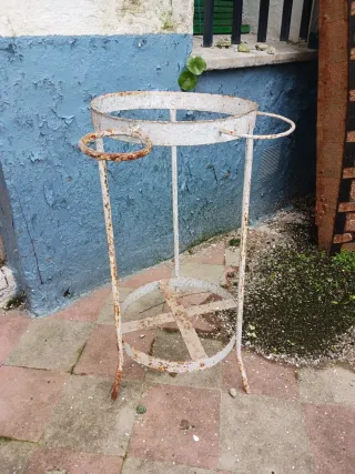 Palancanero antiguo de metal y plástico