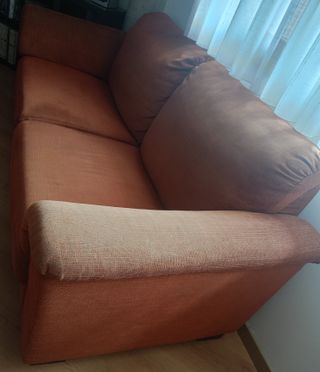 Sofá naranja 2 plazas, a recoger en marzo.