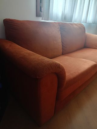 Sofá naranja 2 plazas, a recoger en marzo.