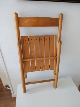 Cuatro sillas plegables de madera