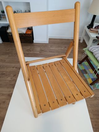 Cuatro sillas plegables de madera