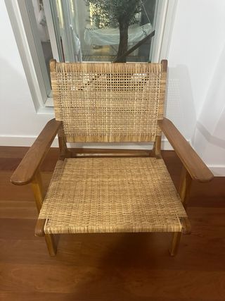 Sillón de madera y ratán