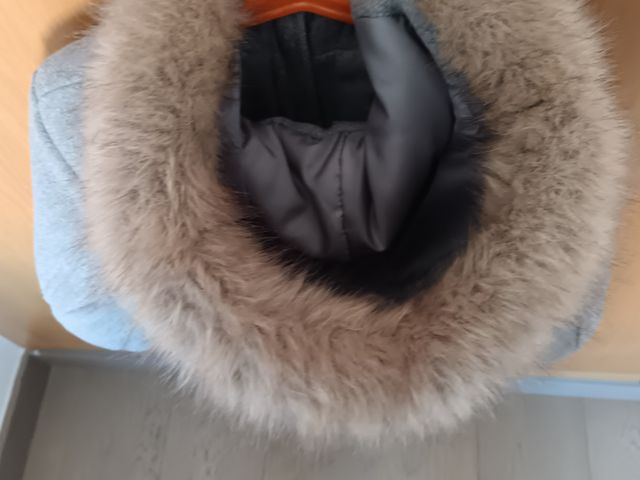 Abrigo gris con capucha y pelo