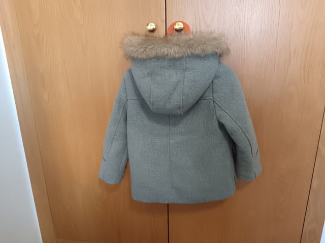 Abrigo gris con capucha y pelo