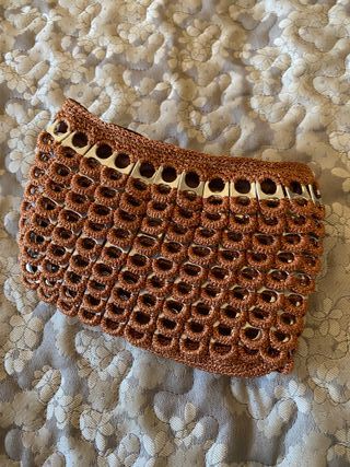 Bolso de crochet con anillas de lata