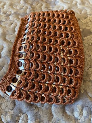 Bolso de crochet con anillas de lata