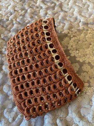 Bolso de crochet con anillas de lata