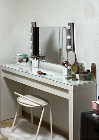 Tocador blanco y transparente con espejo