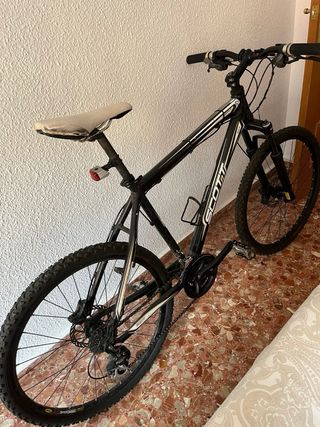 Bicicleta MTB Scott en buen estado.