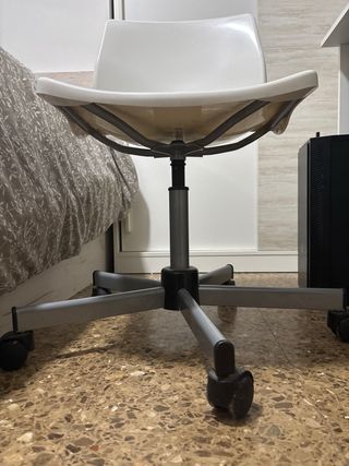 Silla de oficina IKEA SNILLE blanca de plástico