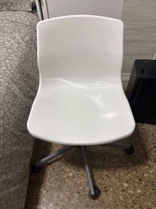 Silla de oficina IKEA SNILLE blanca de plástico