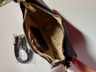 Bolso Guess Negro y Dorado