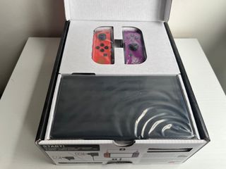 Nintendo Switch OLED Edizione Pokémon Rosso/Porpora