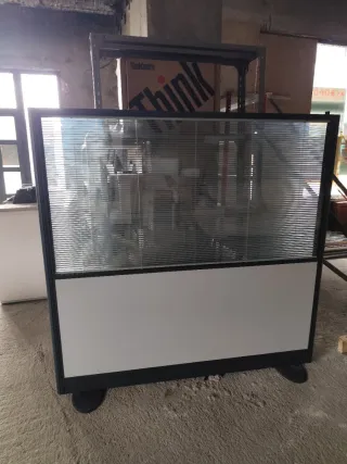 Separador de oficina cristal y blanco