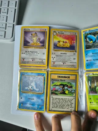 Álbum de cartas Pokémon antiguo