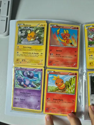 Álbum de cartas Pokémon antiguo