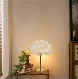 Lampada da tavolo piume oro e bianche