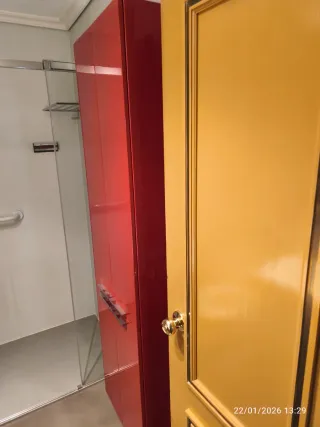 Armario baño suspendido rojo lacado