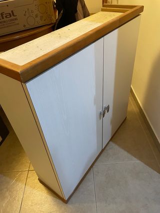Armario de madera con tapa de mármol