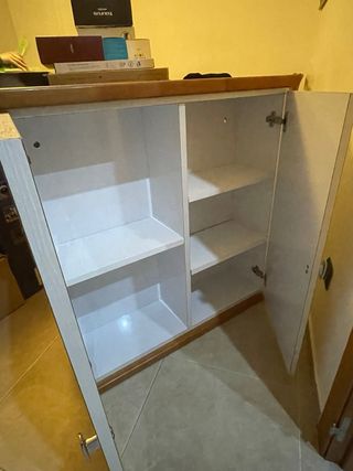 Armario de madera con tapa de mármol