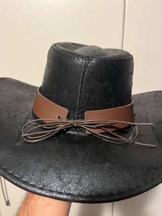 Cappello Cowboy similpelle nero con fibbia toro