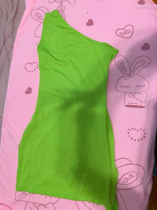 Vestido verde asimétrico con nudo