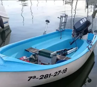 Embarcación azul con cañero y escalera