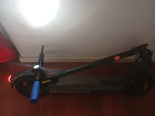 Monopatín eléctrico negro