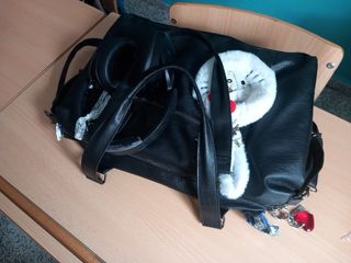 Bolso negro con auriculares y llavero