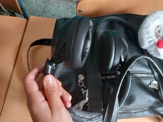 Bolso negro con auriculares y llavero