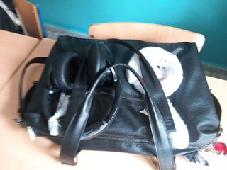 Bolso negro con auriculares y llavero