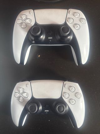 Playstation 5 con 2 controller e God of War