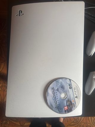 Playstation 5 con 2 controller e God of War