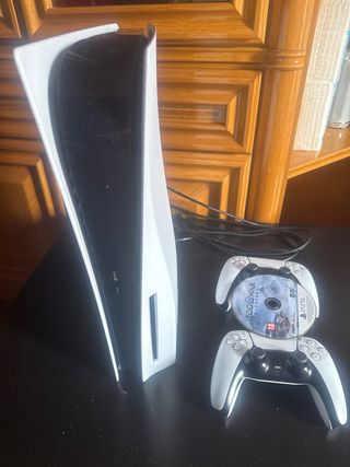 Playstation 5 con 2 controller e God of War