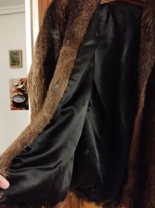 Abrigo de pelo marrón y negro