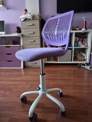 Silla de escritorio morada y blanca