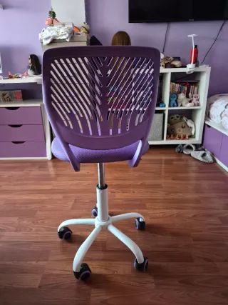 Silla de escritorio morada y blanca