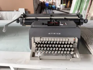 Máquina de escribir Olivetti Línea 95